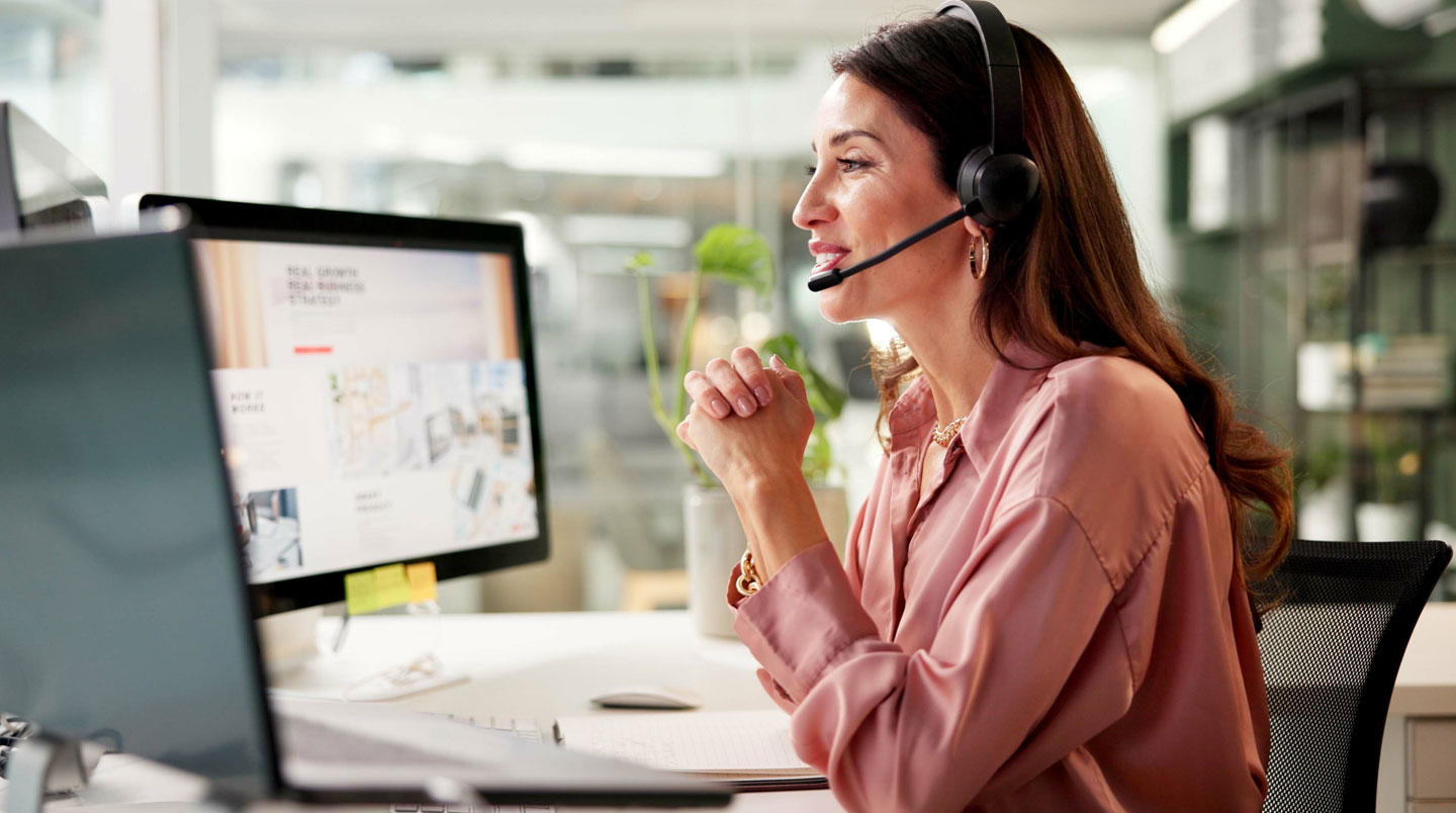Responsable de recouvrement effectuant une relance téléphonique client avec dossier de factures ouvert devant lui